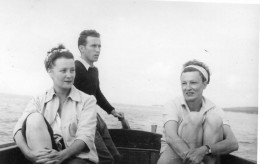 Photographie Vintage Photo Snapshot Bateau Boat Trio Mode Barre Franche - Personnes Anonymes