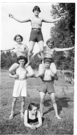 Photographie Vintage Photo Snapshot Pyramide équilibre Gymnastique Maillot Bain - Andere & Zonder Classificatie