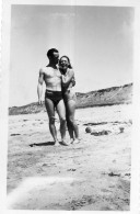 Photographie Vintage Photo Snapshot Couple Amoureux Lovers Oléron Sexy  - Anonieme Personen