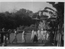 Photographie Vintage Photo Snapshot Asie Sud Est Indochine Défilé - Plaatsen