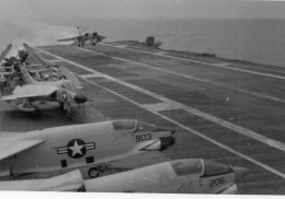 Photographie Vintage Photo Snapshot Porte Avions Marine Marin Avion Atterissage  - Guerre, Militaire