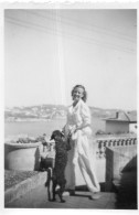 Photographie Vintage Photo Snapshot Villefranche Sur Mer Chien Dog Femme Mode - Andere & Zonder Classificatie