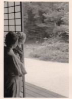 Photographie Vintage Photo Snapshot Asie Sud Est Japon ? Jardin Kimono - Personnes Anonymes