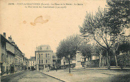  38 -  PONT DE BEAUVOISIN - LA PLACE DE LA MAIRIE - LA MAIRIE - LE MONUMENT DES COMBATTANTS - Andere & Zonder Classificatie