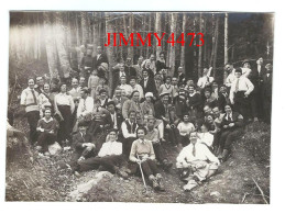 LUCHON - Grand Groupe De Personnes Dans Un Bois à Identifier - Photo Argentique - Taille 160 X115 - Luchon