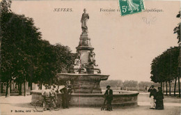  58 - NEVERS - FONTAINE ET PLACE DE LA REPUBLIQUE  - Nevers