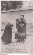 PARIS LES PETITS METIERS PARISIENS LA MARCHANDE DE COLLIERS ET BRACELETS - Artesanos De Páris