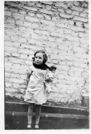 Photographie Vintage Photo Snapshot Poupée Doll Enfant Fillette Mur Briques - Personnes Anonymes