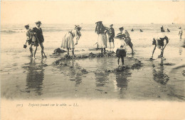   ENFANTS JOUANT SUR LE SABLE - Grupo De Niños Y Familias