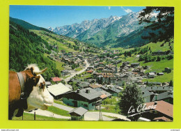 74 LA CLUSAZ Echappée Sur Le Village Avec Belle Vache En Premier Plan VOIR DOS - La Clusaz