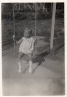 Photographie Vintage Photo Snapshot Balançoire Swing Mode Jardin Enfant - Andere & Zonder Classificatie