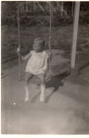 Photographie Vintage Photo Snapshot Balançoire Swing Mode Jardin Enfant - Autres & Non Classés
