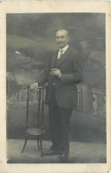 CARTE - PHOTO  - HOMME AGE AVEC UN CIGARE - Photographs