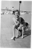 Photographie Vintage Photo Snapshot Chien Dog Fille Fillette Enfant - Andere & Zonder Classificatie