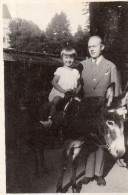 Photographie Vintage Photo Snapshot âne Donkey Vichy Enfant Child - Andere & Zonder Classificatie