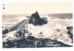 CPSM Dentelée 9 X 14 Pyrénées Atlantiques BIARRITZ Rocher De La Vierge - Biarritz