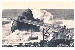 CPSM Dentelée 9 X 14 Pyrénées Atlantiques BIARRITZ La Tempête Au Rocher De La Vierge - Biarritz