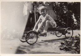 Photographie Vintage Photo Snapshot Voiture à Pédales Jouet Toy Enfant Child  - Personnes Anonymes