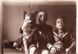 Photographie Vintage Photo Snapshot Chien Dog Enfant Child Marinière - Otros & Sin Clasificación