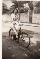 Photographie Vintage Photo Snapshot Bicyclette Vélo Bicycle Mode  - Other & Unclassified