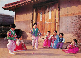 Enfants - Image - Groupes D'enfants - Corée Du Sud - A Playing Korean Shuttle Cock-game(A Playing Jegi) - CPM - Voir Sca - Groupes D'enfants & Familles