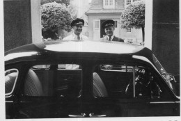Photographie Vintage Photo Snapshot Automobile Voiture Auto Chauffeur  - Professions