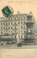 69  LYON  PLACE ET FONTAINE DES JACOBAINS  AU PETIT PARIS - Sonstige & Ohne Zuordnung