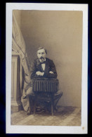 Disdéri Circa 1860/70 Photographie Albuminée - Homme Assis Au Cigare  - Photographe S.M. L' Empereur CDV18B - Oud (voor 1900)