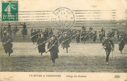 MILITAIRE  LA REVUE A VINCENNES  CHARGE DES ZOUAVES - Regiments