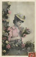 FANTAISIE    FEMME  LADY  FRAU  CHAPEAU DE FLEURS - Mujeres