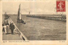 14   DEAUVILLE  PLAGE FLEURIE  LES JETEES - Deauville