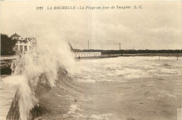 17  LA ROCHELLE  LA PLAGE UN JOUR DE TEMPETE  L.C. - La Rochelle