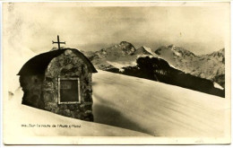 CPSM  9 X 14 Isère Sur La Route De L'ALPE D'HUEZ    Reposoir  Chapelle  "??naissance  Marie" - Other & Unclassified