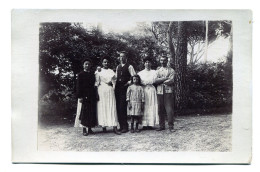 Carte Photo D'une Famille élégante Posant A La Campagne Vers 1910 - Anonieme Personen