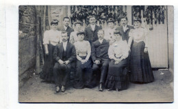 Carte Photo D'une Famille élégante Posant Dans La Cour De Leurs Maison Vers 1910 - Anonieme Personen