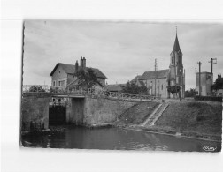 MARSEILLES LES AUBIGNY : L'Eglise Et Le Pont De L'Ecluse - Très Bon état - Sonstige & Ohne Zuordnung