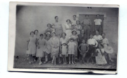 Carte Photo D'une Famille élégante Posant Dans La Cour De Leurs Maison Vers 1930 - Anonieme Personen