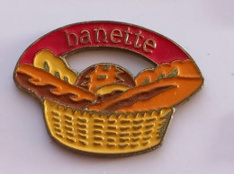 V293 Pin's Panier En Osier De Pain Banette Boulangerie Achat Immédiat - Alimentazione