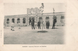 55 Verdun Caserne Chevert La Cantine CPA Cachet 1904 , Soldats Militaires - Verdun