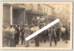 1944 Libération De Enghien Les Bains - Photo Originale De Gamins Sur Un Véhicule Blindé Devant La Boucherie BADIN - War, Military