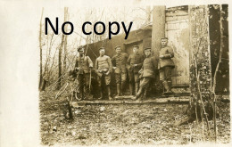 CARTE PHOTO ALLEMANDE - SOLDAT ET OFFICIERS DANS UN CAMP DEVANT NOYON OISE AVRIL 1918 - GUERRE 1914 1918 - War 1914-18