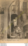 06.  MENTON .  Vieux Menton .  Une Rue .  CPA Animée . - Menton