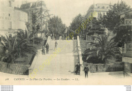 06.  CANNES . La Place La Peyrière .  Les Escaliers .  CPA Animée . - Cannes