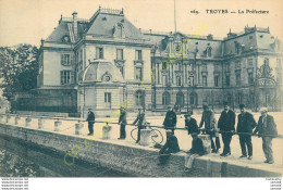 10.  TROYES . La Préfecture . CPA Animée . - Troyes