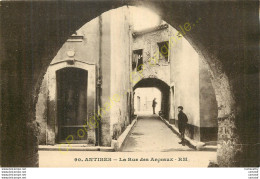 06.  ANTIBES . Rue Des Arceaux . CPA Animée . - Autres & Non Classés