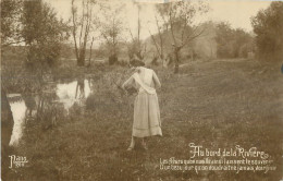 FANTAISIE   FEMME LADY FRAU  AU BORD DE LA RIVIERE - Femmes