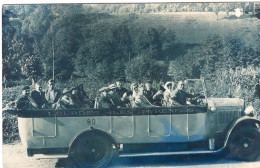 Carte Photo De Femmes élégante Avec Des Hommes Dans Un Car A Lourde Vers 1940 - Anonieme Personen