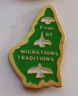 V329 Pin's Fédé Fédération Chasse ? 07 Département Ardèche Migrations Oiseaux Traditions Achat Immédiat - Dieren