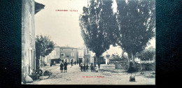 07 , Alboussière , La Place Et Les Jeunes Du Pays En 1906..........beau Plan - Autres & Non Classés