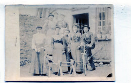 Carte Photo D'une Famille élégante Avec Leurs Deux Vélo Dans La Cour De Leurs Maison Vers 1905 - Anonieme Personen